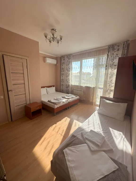 Трёхместный номер с балконом