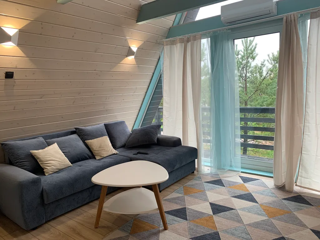 Дом-шалаш на берегу озера