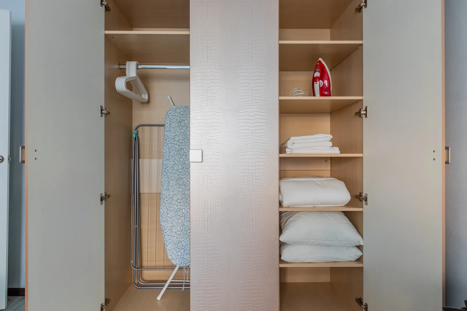 Шкаф с дополнительным постельным бельем и полотенцами, с гладильной доской и утюгом, с сушилкой для белья