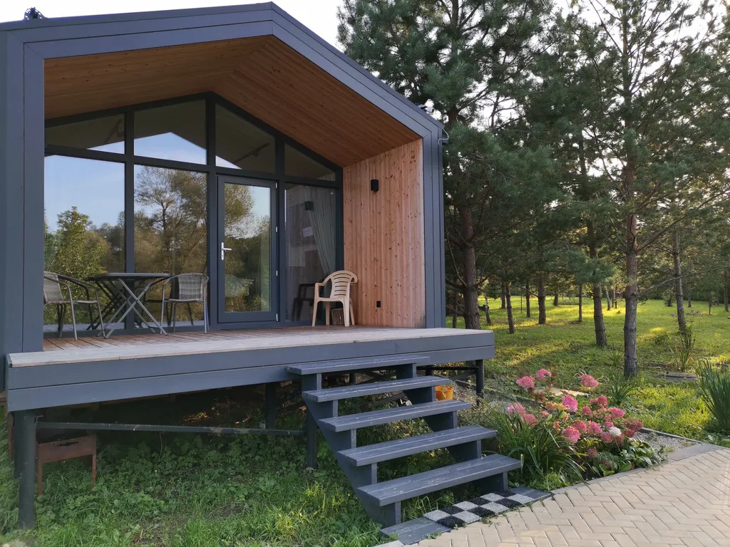 Современный уютный домик с камином на берегу реки Оки