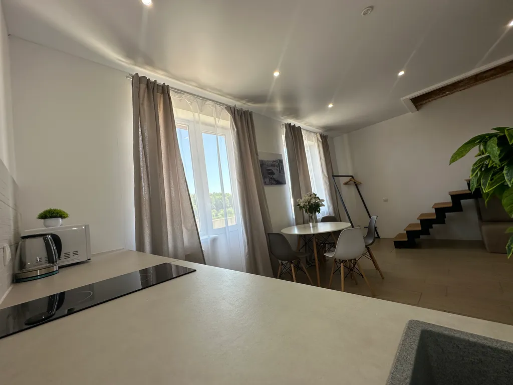 Двухэтажные апартаменты с балконом Столица 2313