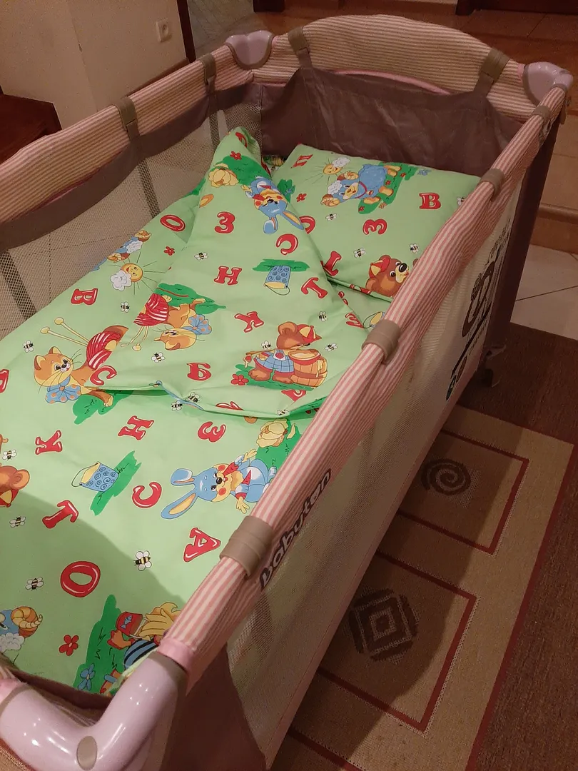 По запросу можно поставить манеж-кроватку для самых маленьких гостей