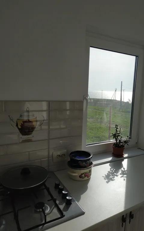 Уютный дом с кухней, на берегу моря