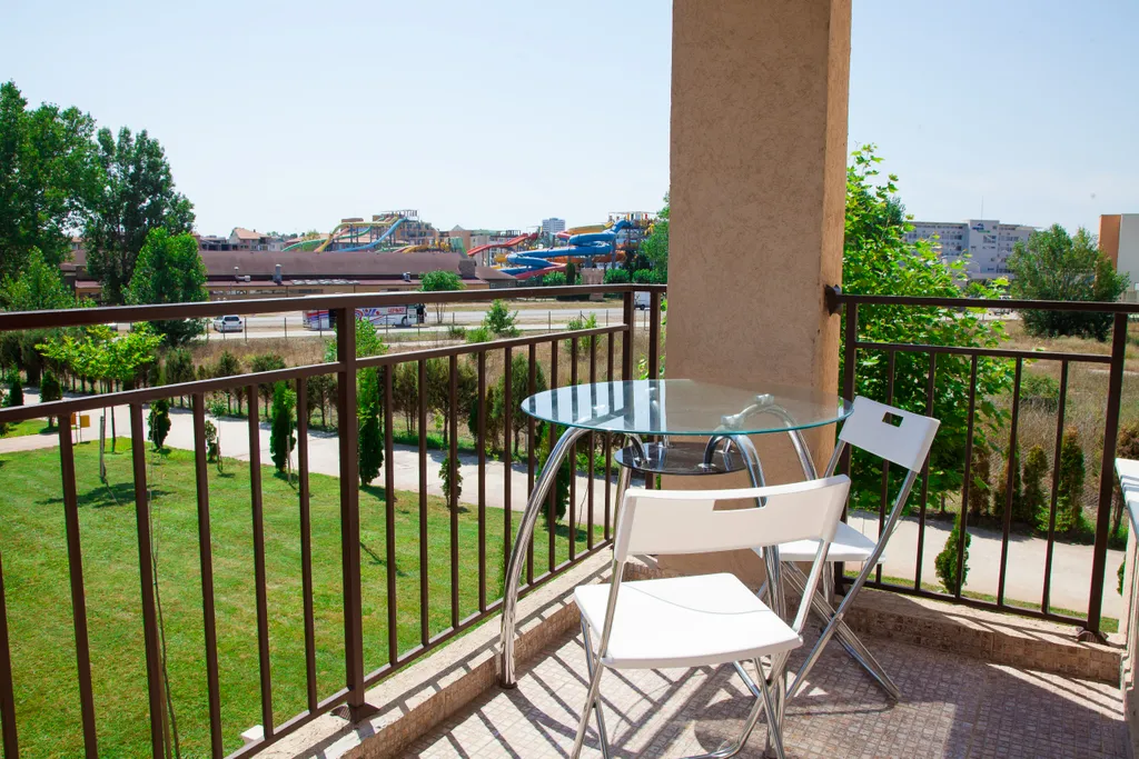 Двухкомнатная квартира у моря Чёрно-белая дача