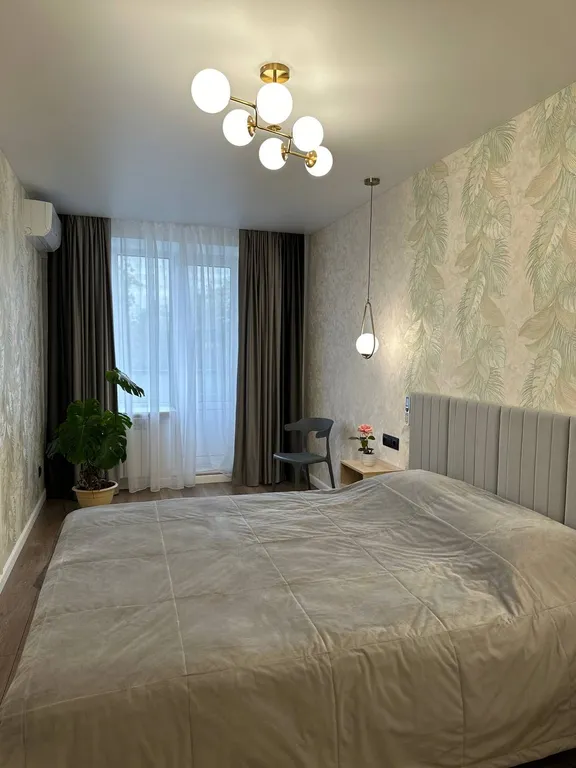 Красивая трех-комнатная квартира с дизайнерским ремонтом