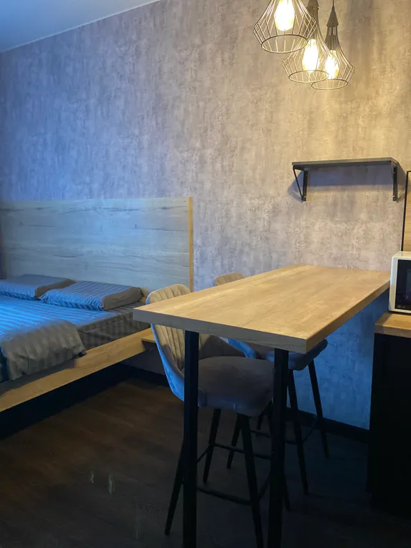 Уютная современная квартира с парящей кроватью с подсветкой