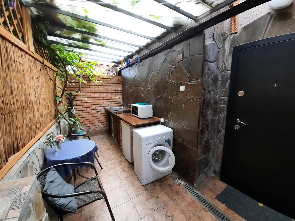 Не большой домик в самом центре Алупки возле Воронцовского пар