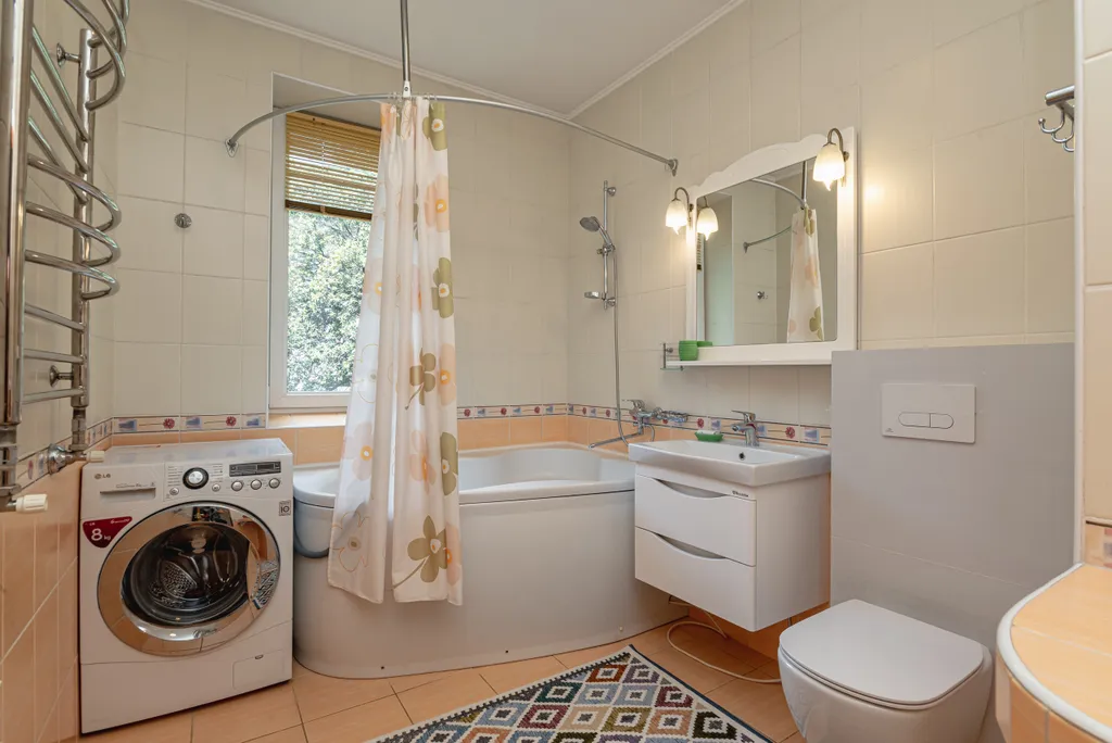 Уютные апартаменты в центре Ялты с видом на горы с 3-балконами