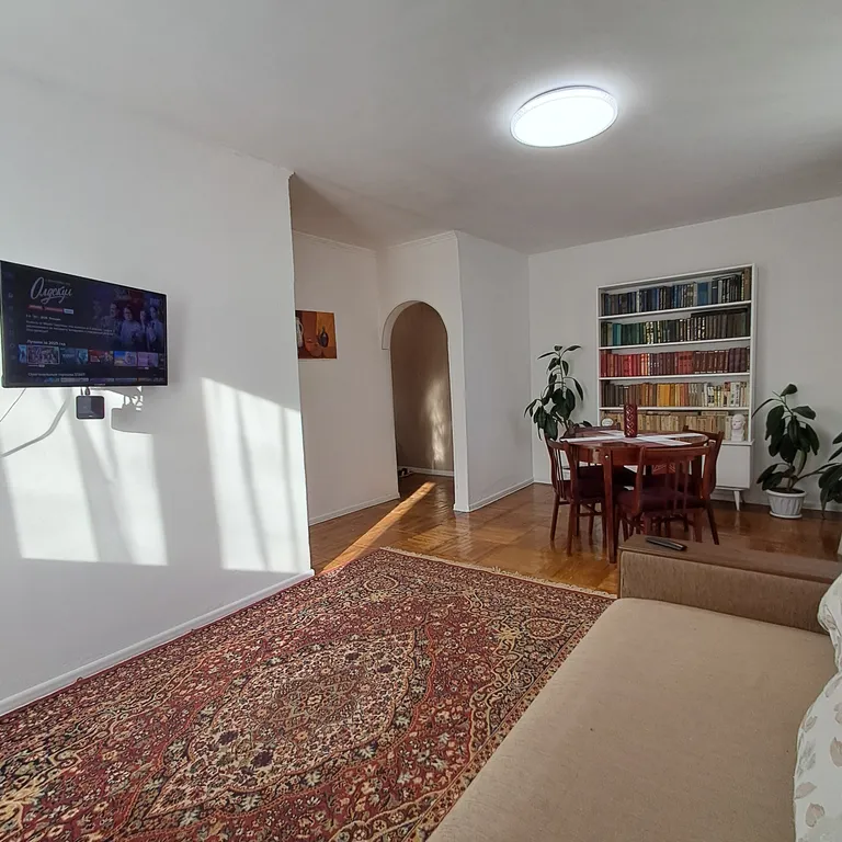 Светлая квартира в центре города с видом на новый сквер