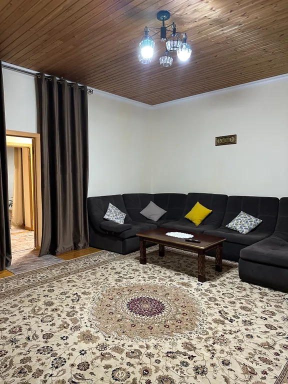 Уютный домик аквамарин у водопада и леса