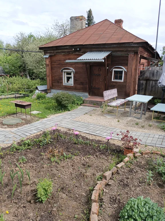 Деревенская изба на тихой улочке