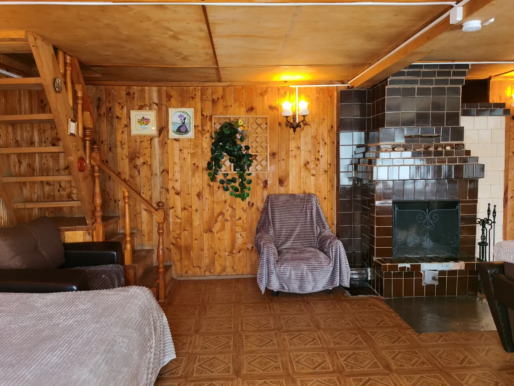 Коттедж Уютный коттедж с камином, баней и детской площадкой с батутом у озера — Завирье