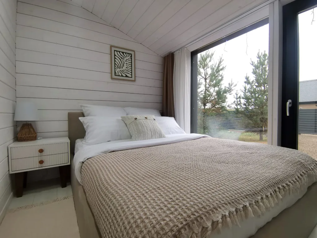 Панорамный дом в окружении леса на берегу водохранилища