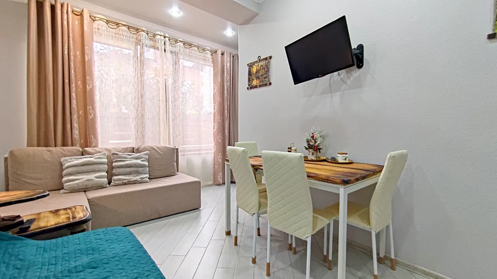 Идеально расположенный комфортный апартамент со спальней. Большие окна