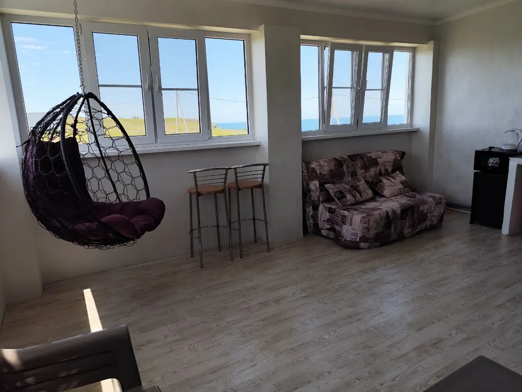 Комната с лоджией, со своей кухней