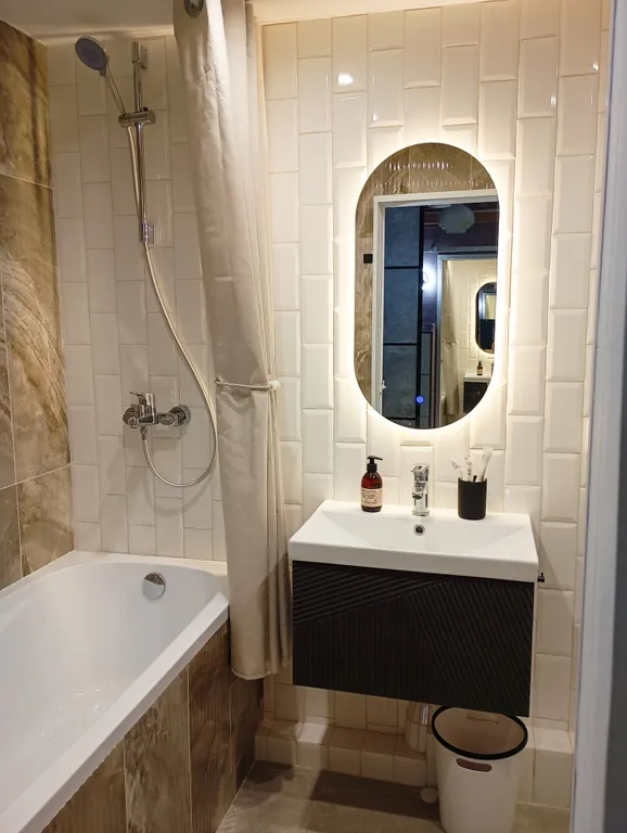 Уютная студия с высокими потолками