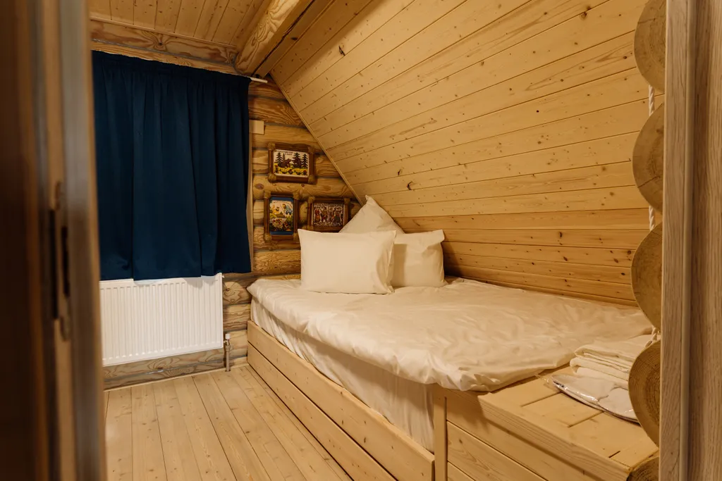 Двухэтажный сруб на берегу озера