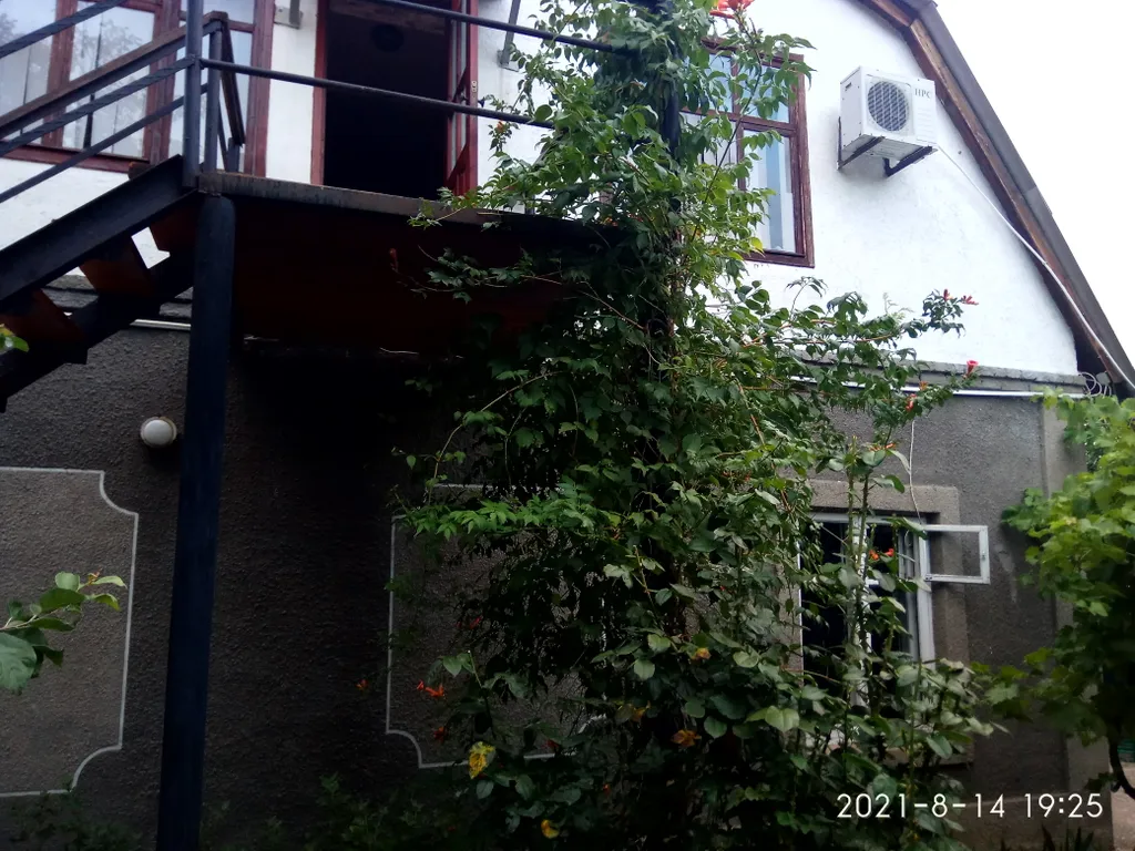 Комната с кондиционером на мансардном этаже