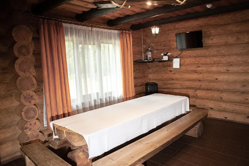 Деревянный дом у озера с сауной и бильярдом