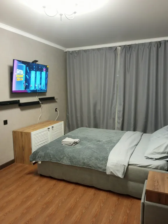 Стильная квартира с большой кроватью и телевизором смарт