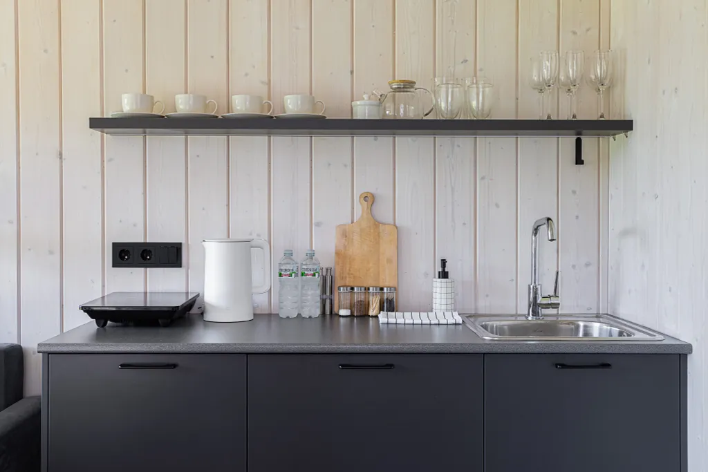 Семейный дом с мансардным окном и видом на озеро