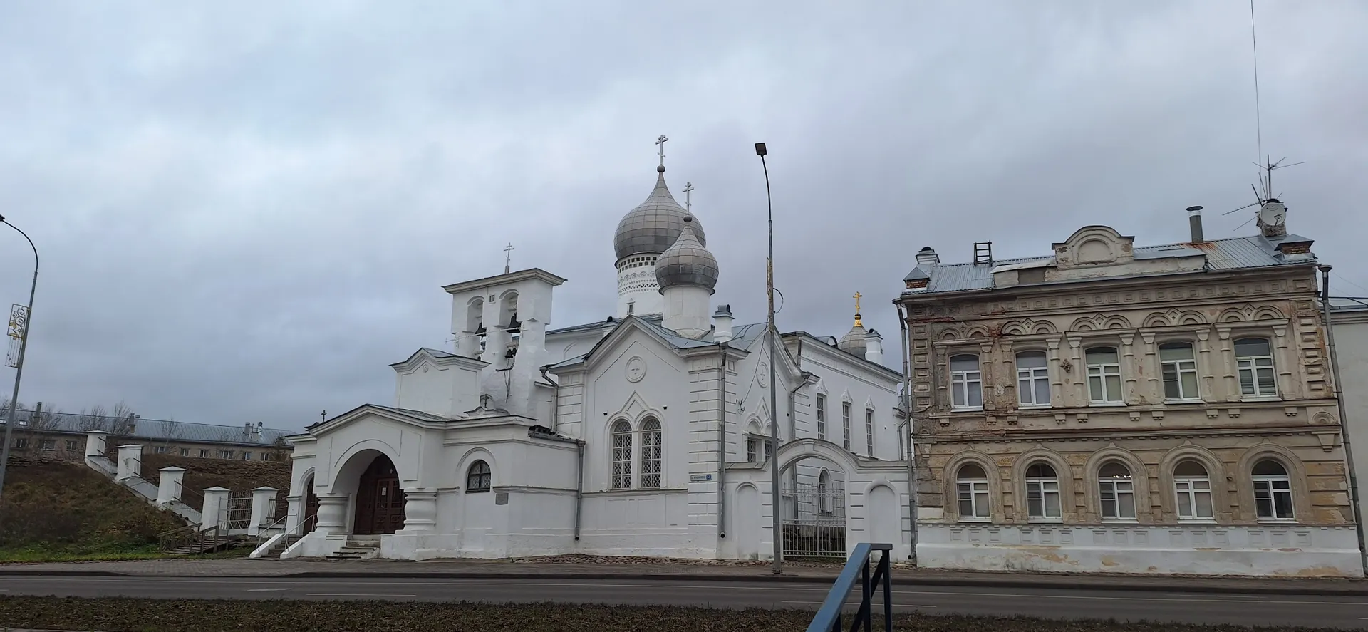 Вид на улицу. Через дорогу Церковь Варлаама Хутынского