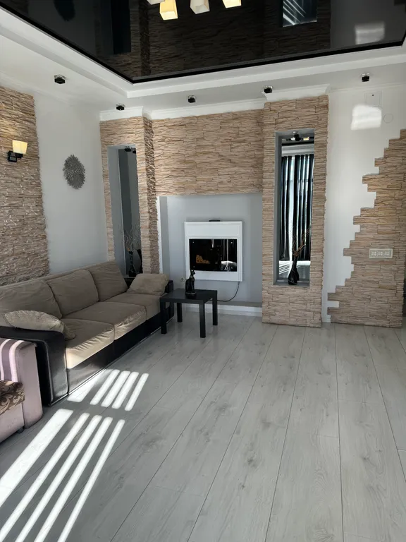 Красивая трёхкомнатная квартира в центре с видом на площадь