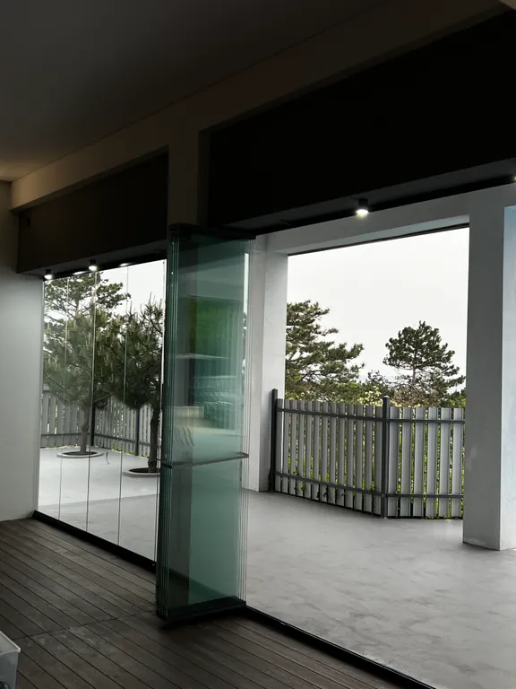 Gide villa посреди леса с видом на море