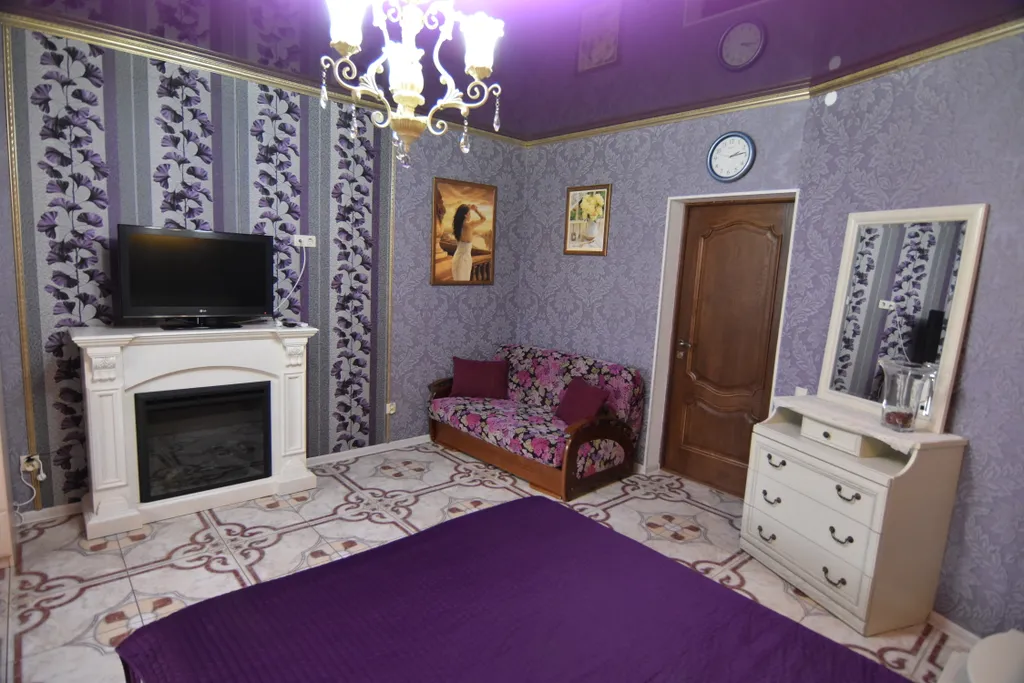 Фиолетовый номер с камином