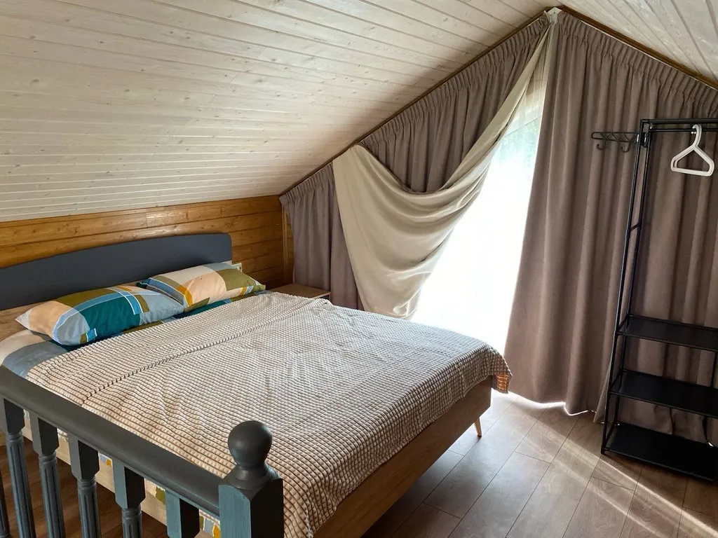 Дом у реки со своим мостком