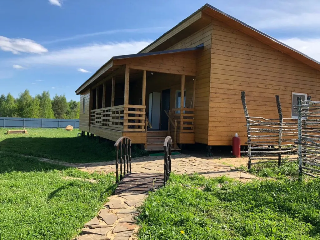 Большой дом с террасой, баней на дровах и чаном в лесу на берегу реки