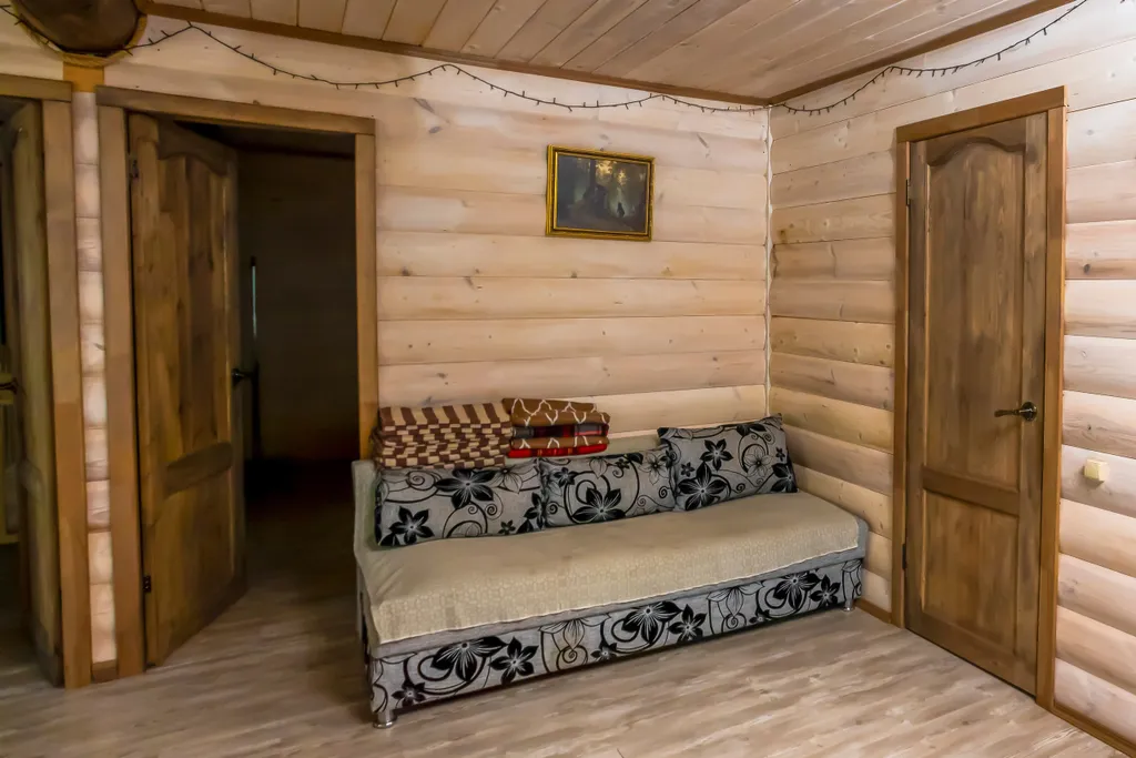 Большой дом для 16 человек в лесу на берегу реки