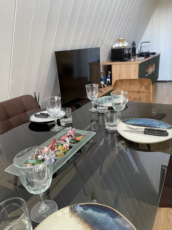 Большой дом в стиле А-фрейм на берегу реки Люторка