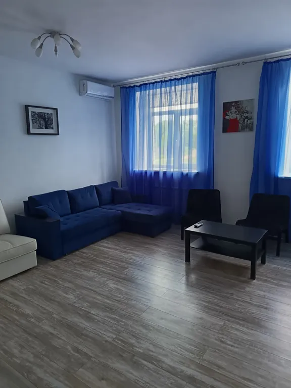 Часть жилого дома с отдельным собственным двориком