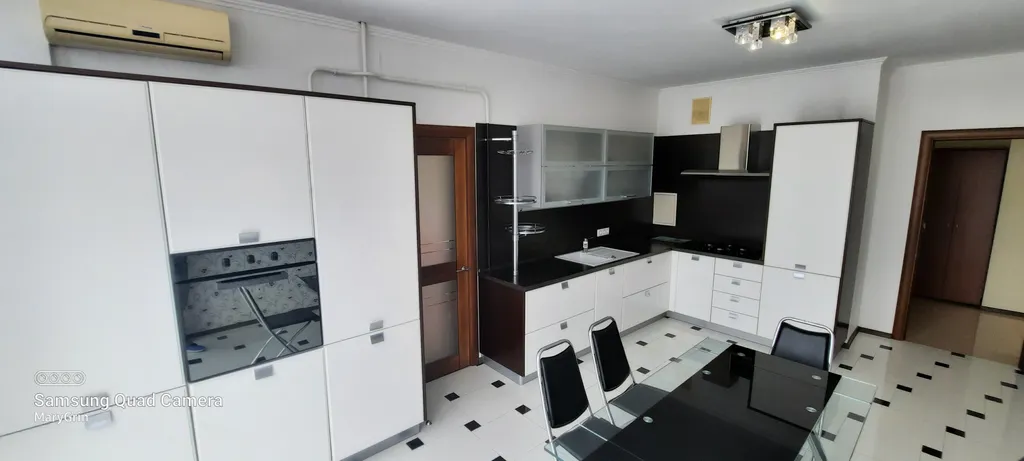 Двухкомнатные апартаменты в центре города с панорамным видом на море