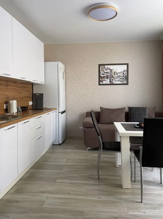 Шикарная квартира со своим двориком и качелью