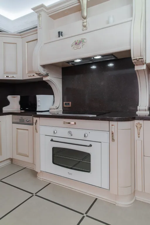 Трёхкомнатные апартаменты в центре с видом на море