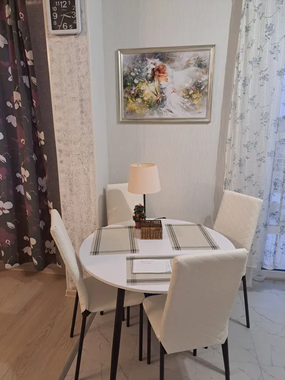 Современная студия в тихом районе, рядом с бассейном и  парковкой