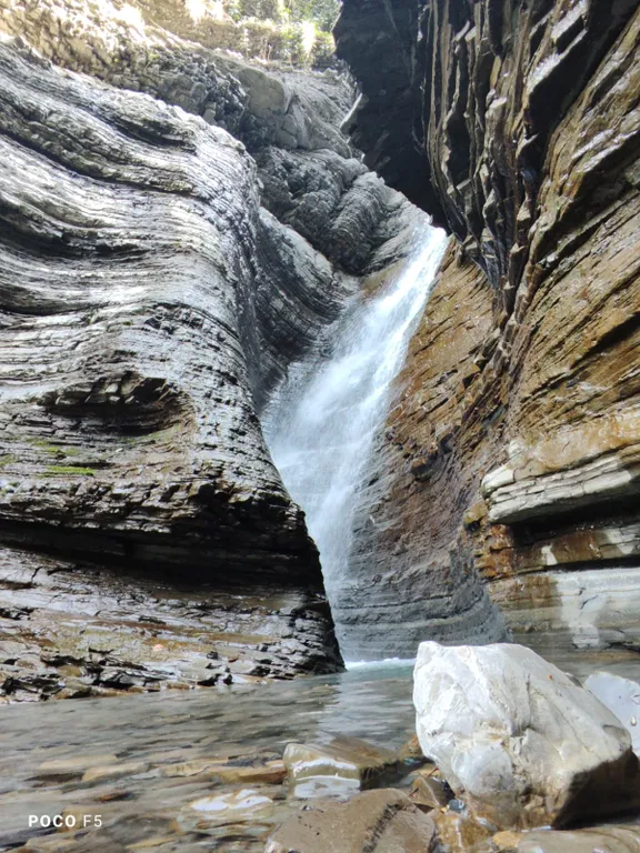 Дом в горах с видом на реку