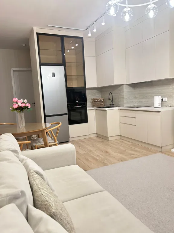 Евротрешка вблизи megasilkway и expo