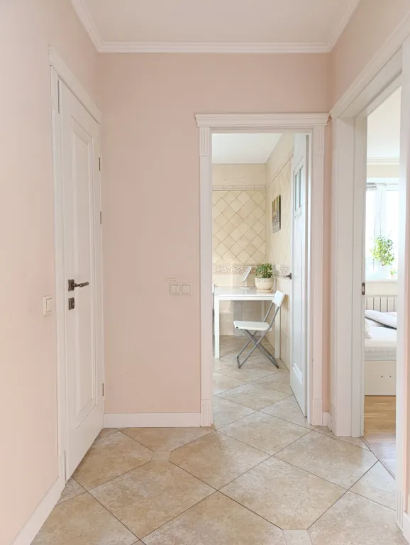 Светлая трёхкомнатная квартира у метро, 4 станции до центра, парковка