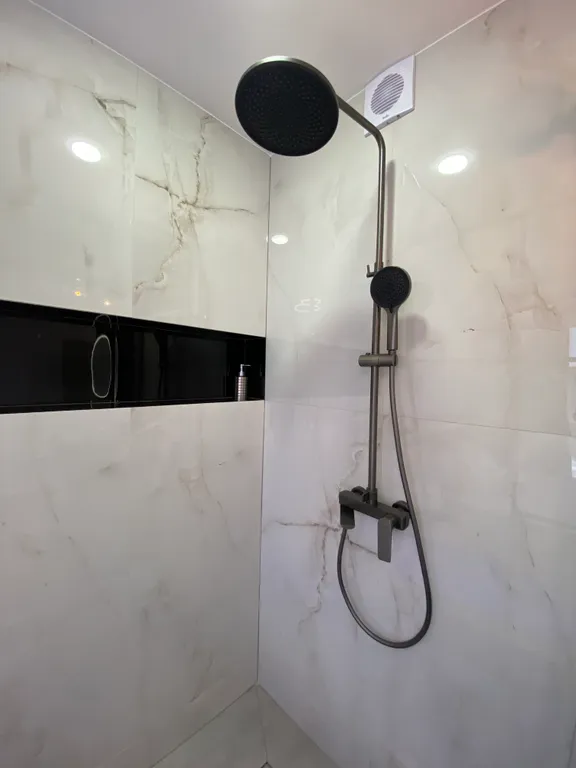 Двухместный люкс с парящей кроватью и балконом