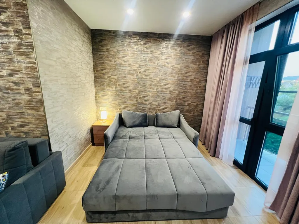 Студия с балконом и бассейном на территории