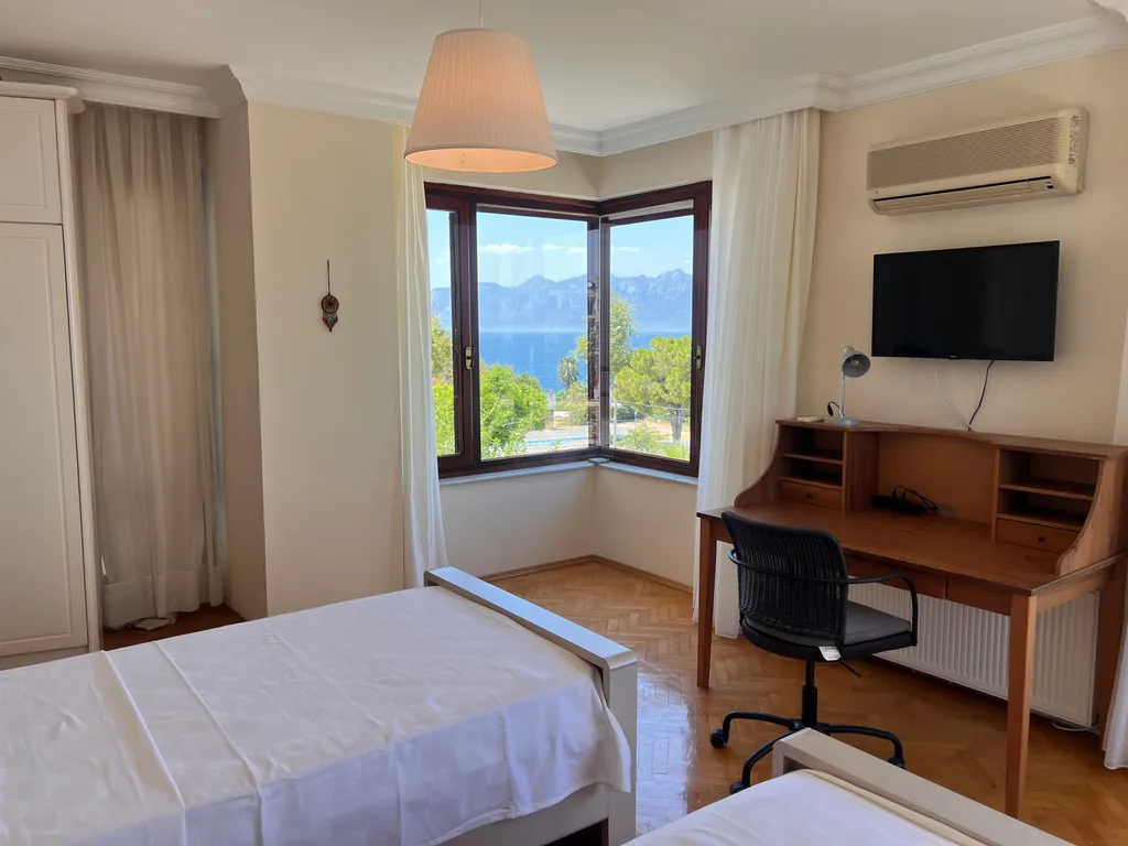 Spacious luxury waterfront flat