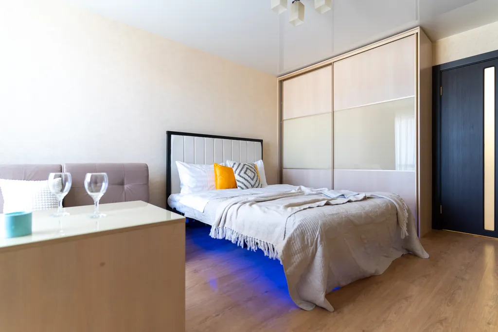 Двушка с подсветкой в спальне и панорамным балконом