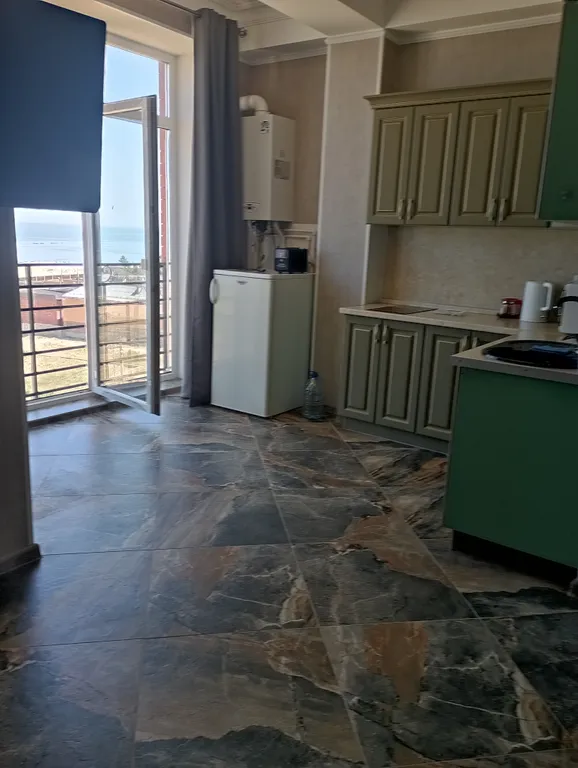 Уютная квартира-студия с панорамными окнами и видом на море