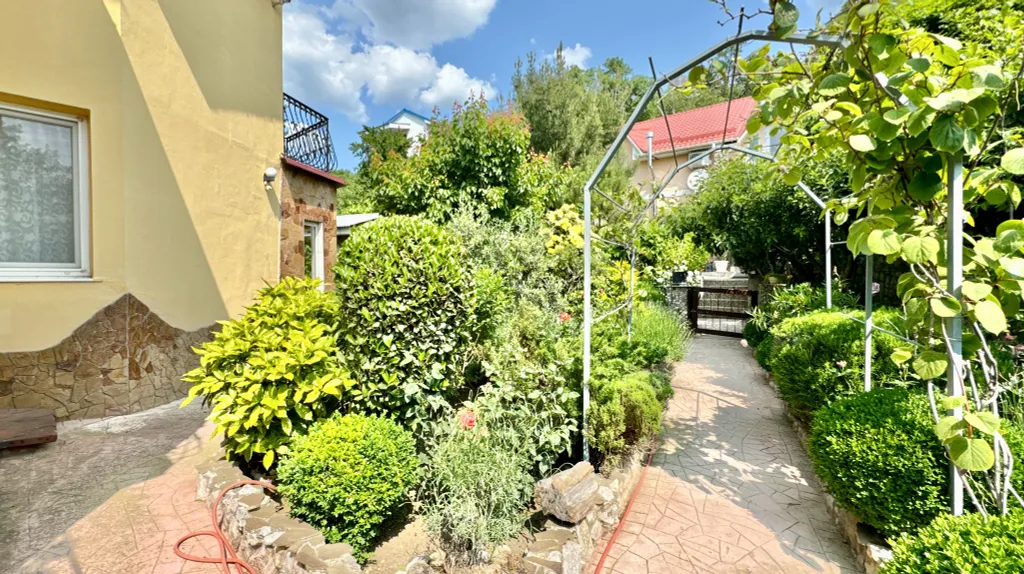 Домик с садом в Кореизе возле ялты