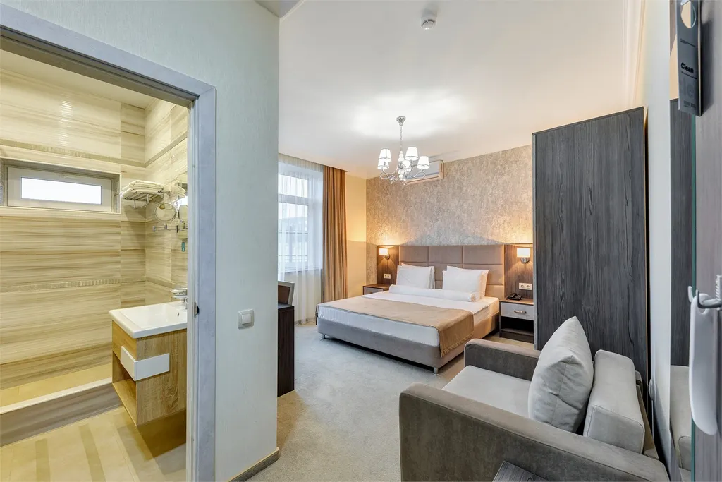 Трехместный комфорт с французским балконом и видом на бассейн и парк