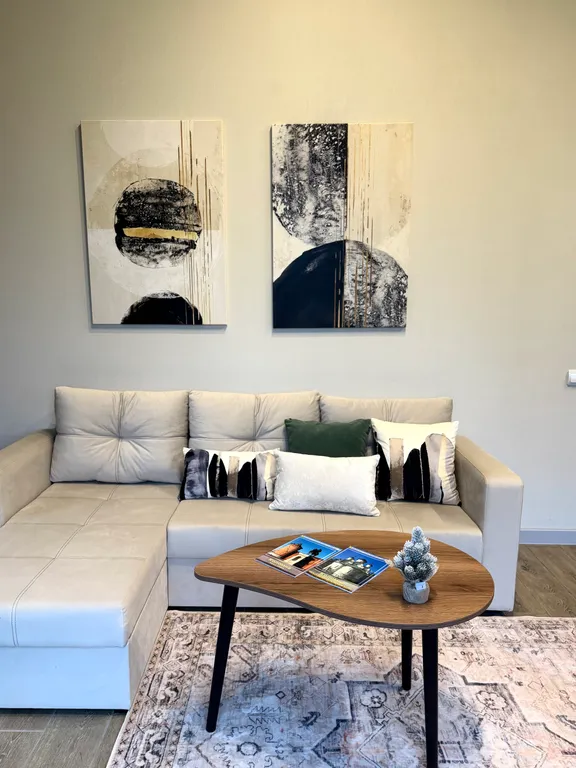 Уютный дом с панорамными окнами рядом с озером