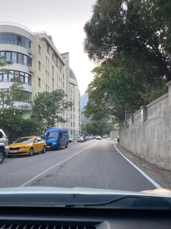 Квартира-студия с видом на море, парк Чаир и гору Ай-Петри